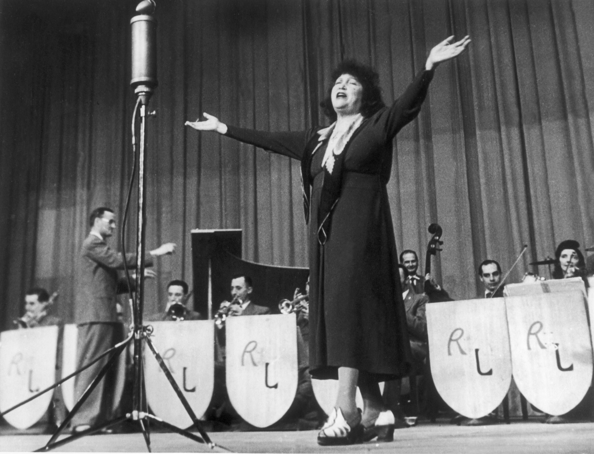 La chanteuse et actrice Fréhel, pendant l’entre-deux-guerres: une fleur des pavés qui a connu tour à tour la gloire et la misère.