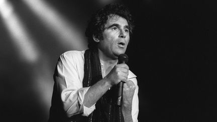 Le chanteur français Claude Nougaro sur la scène du Palais des Sports de Toulouse, le 23  février 1983. (JEAN-PIERRE MULLER / AFP)